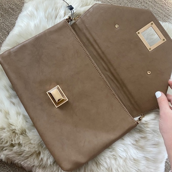 NWT - light tan/brown crossbody bag with gold chain - Picture 2 of 6